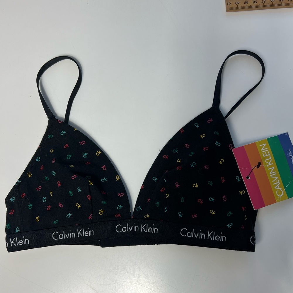 Calvin Klein Unlined Triangle Bra
Black Size S NWT